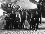 Asisbiz 42 30278 B-17F Fortress 8AF 385BG550BS SGG Sly Fox with crew at Great Ashfield England 1943 NA624