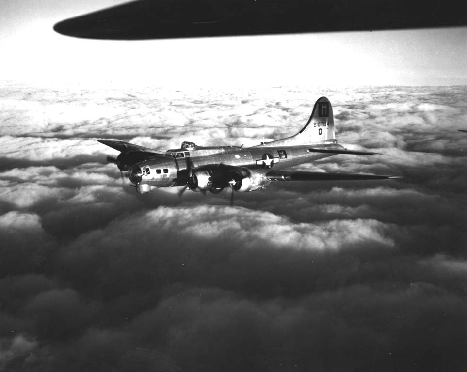 42-107134 B-17G Fortress 8AF 388BG563BS O in flight 01