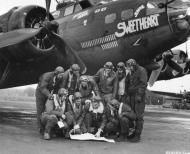 Asisbiz 42 3262 B-17F Fortress 8AF 388BG561BS Sweetheart with crew right side England 8th Feb 1944 NA1422