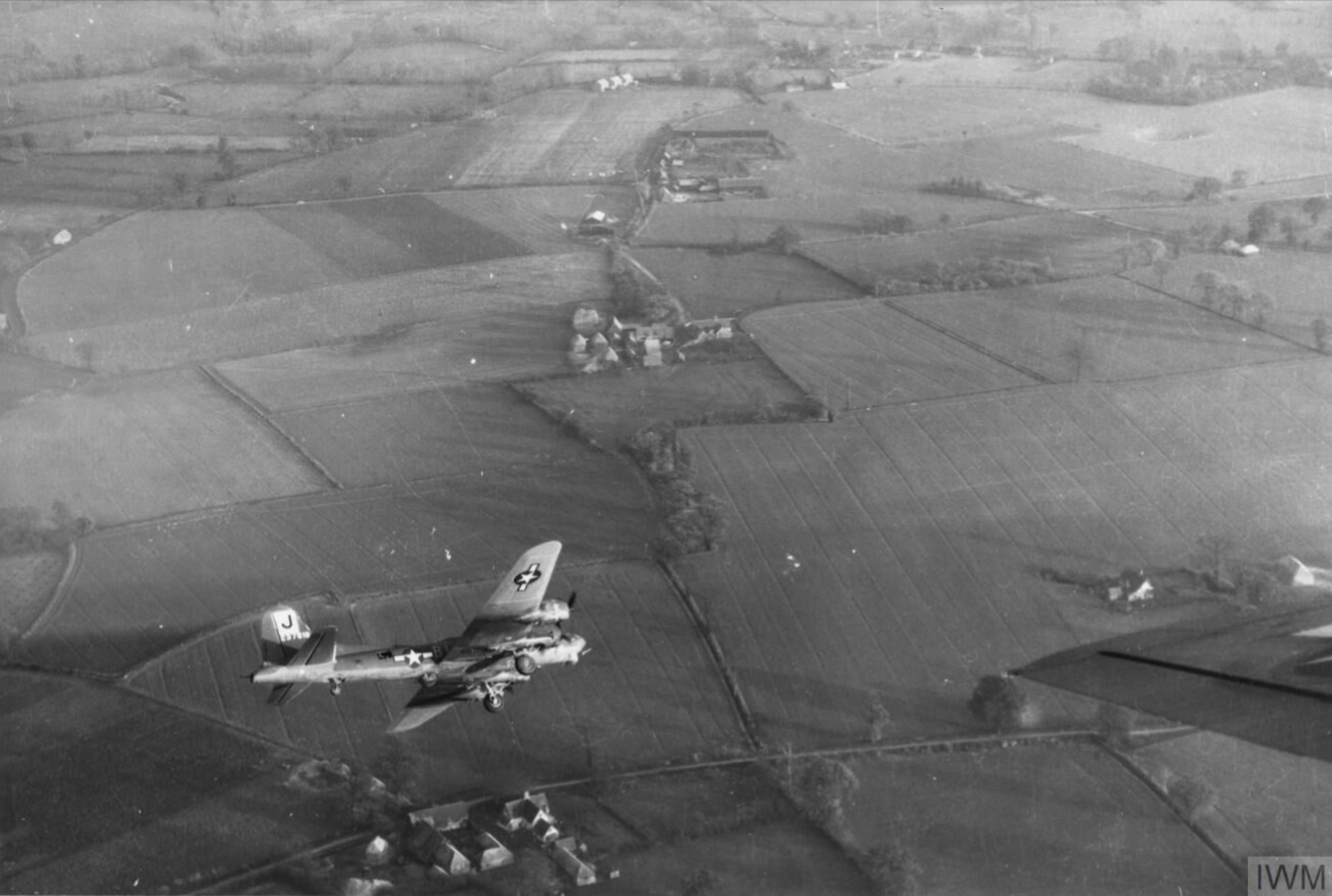 42-37818 B-17G Fortress 8AF 390BG568BS BID Pub Pete peels off to land FRE1635