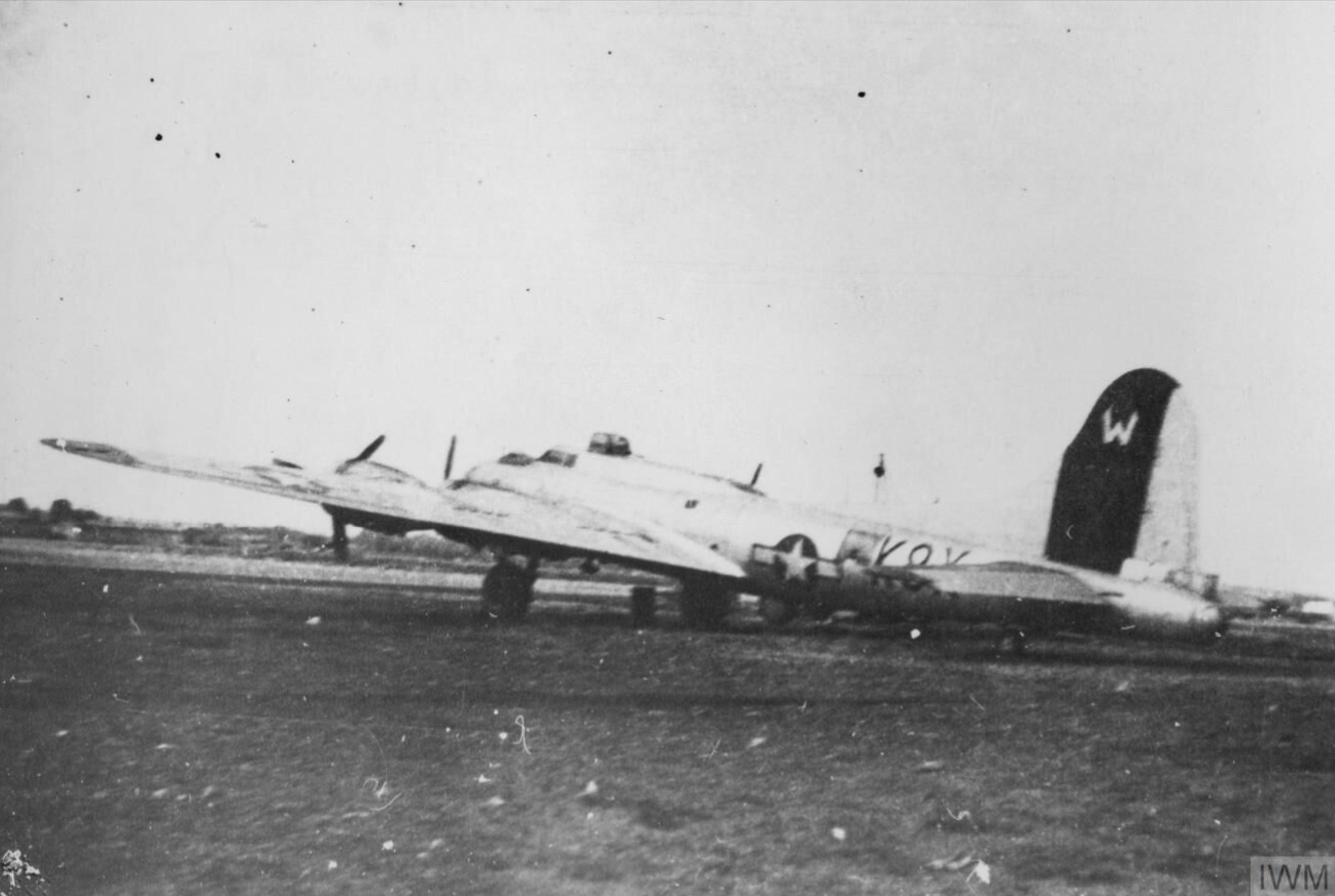 Asisbiz 44 8476 B 17G Fortress 8AF 398BG602BS K8X at Agadir 1945 FRE8060 Asisbiz 44 8476 B 17G Fortress 8AF 398BG602BS K8X at Agadir 1945 FRE8060