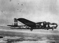 Asisbiz 42 97810 B 17G Fortress 8AF 398BG602BS K8S in formation FRE1702
