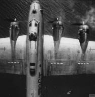 Asisbiz 43 38708 B 17G Fortress 8AF 398BG601BS 3OT in flight FRE8072