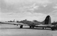 Asisbiz 43 38730 B 17G Fortress 8AF 398BG601BS 3OR covered in snow at Nuthampstead FRE8065