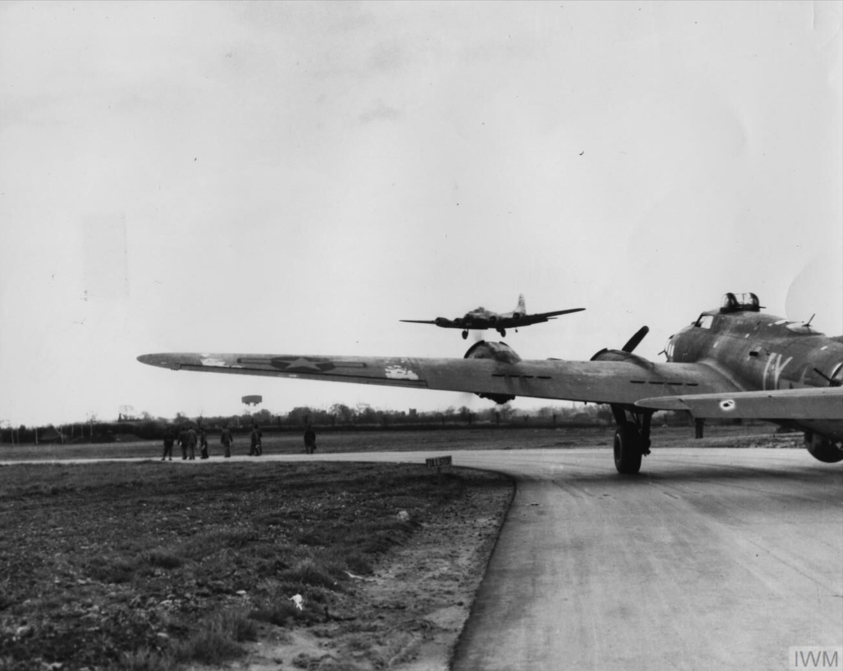 Boeing B 17G Fortress 8AF 401BG615BS IY land after a mission at Deenethorpe 26th Sep 1944 FRE8100
