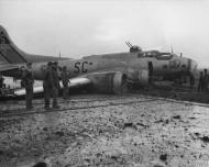 Asisbiz 42 97938 B 17G Fortress 8AF 401BG612BS SCS Twan n g g g landing gear buckled after Munster mission 28th Oct 1944 FRE1711