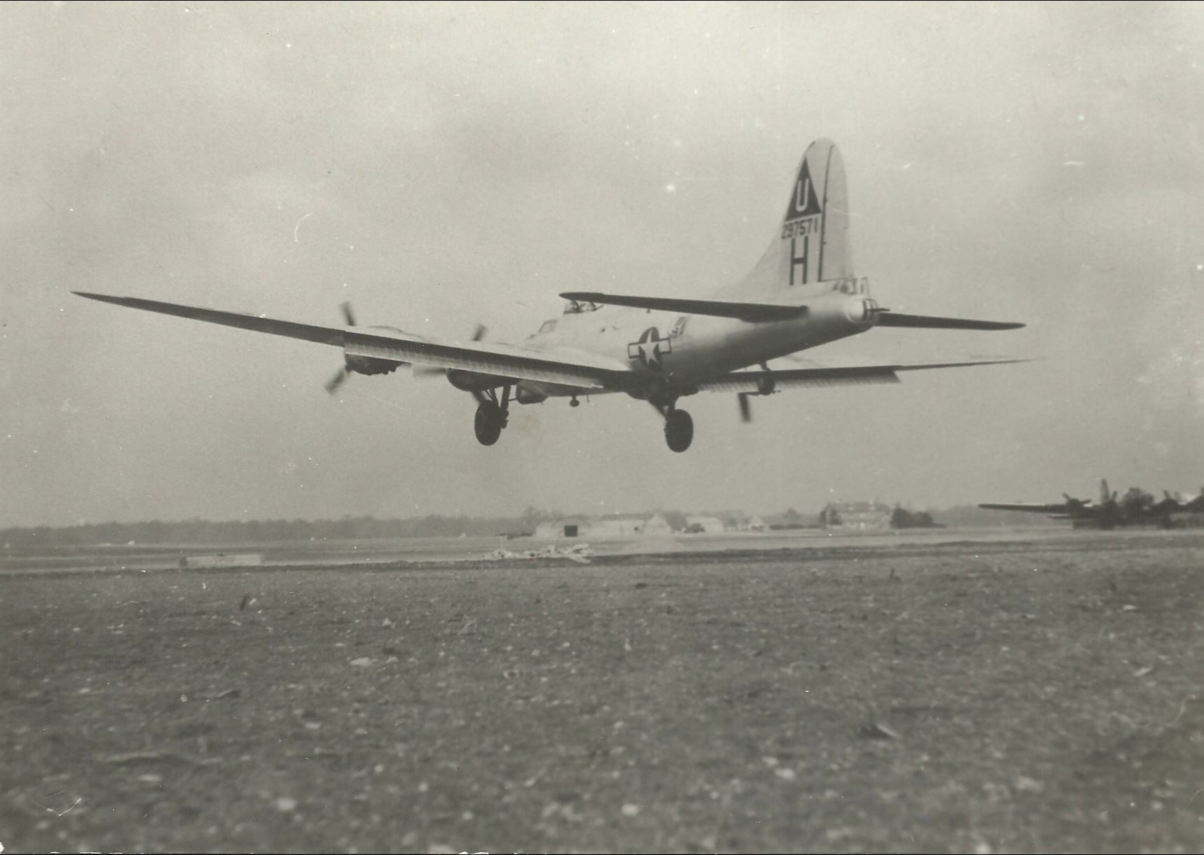 42-97571 B-17G Fortress 8AF 457BG750BS H landing at Glatton 01