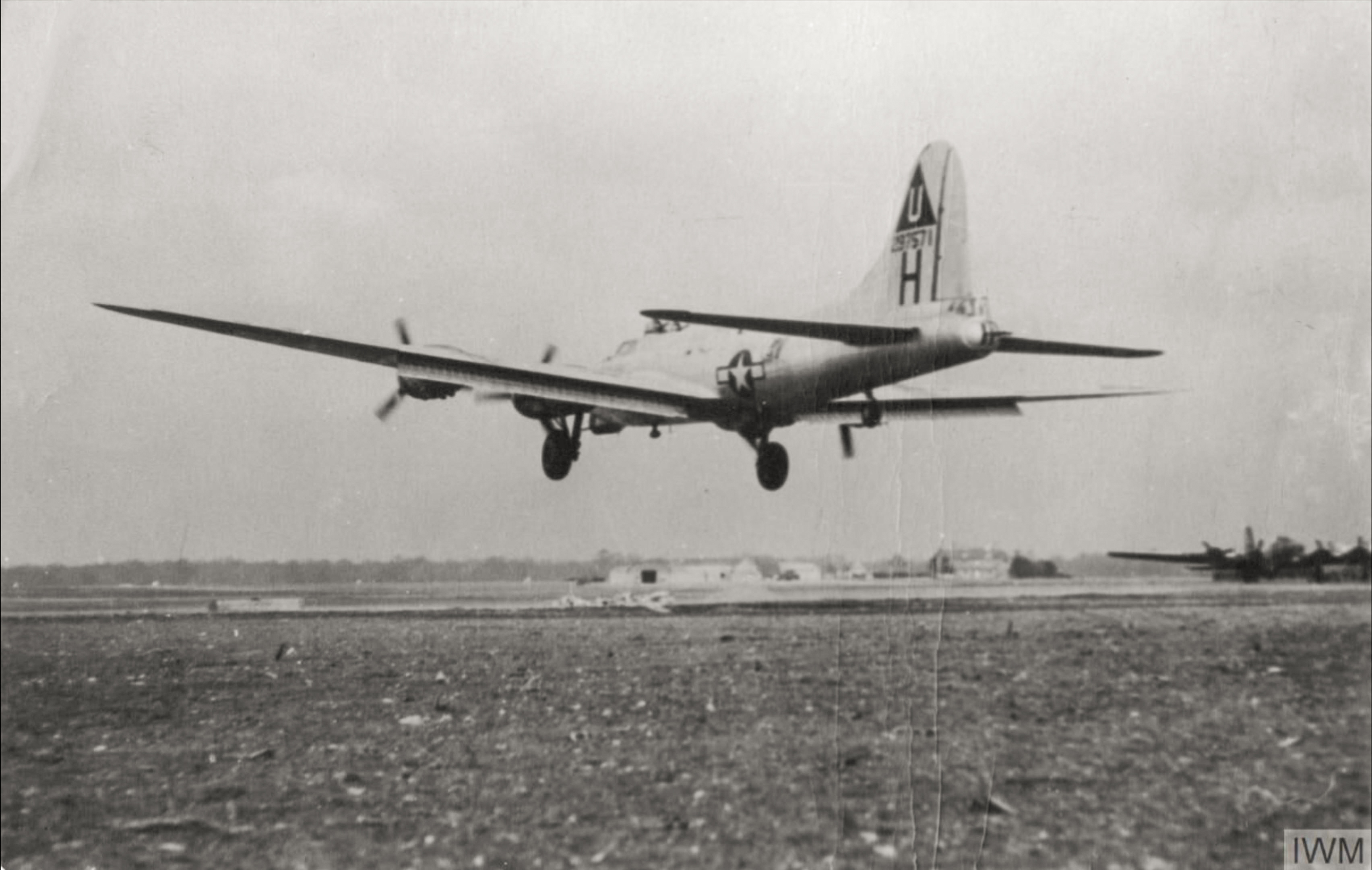 42-97571 B-17G Fortress 8AF 457BG750BS H landing at Glatton FRE1898