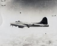 Asisbiz 42 31852 B 17G Fortress 15AF 463BG773BS Vaudeville It's Coming Back over the DZ FRE14023