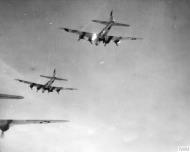 Asisbiz 43 39163 B 17G Fortress 8AF 486BG835BS H8S Happy Warrior hit by incendiaries over Parchim DZ 4KIA 6POW 7th Apr 1945 FRE8513
