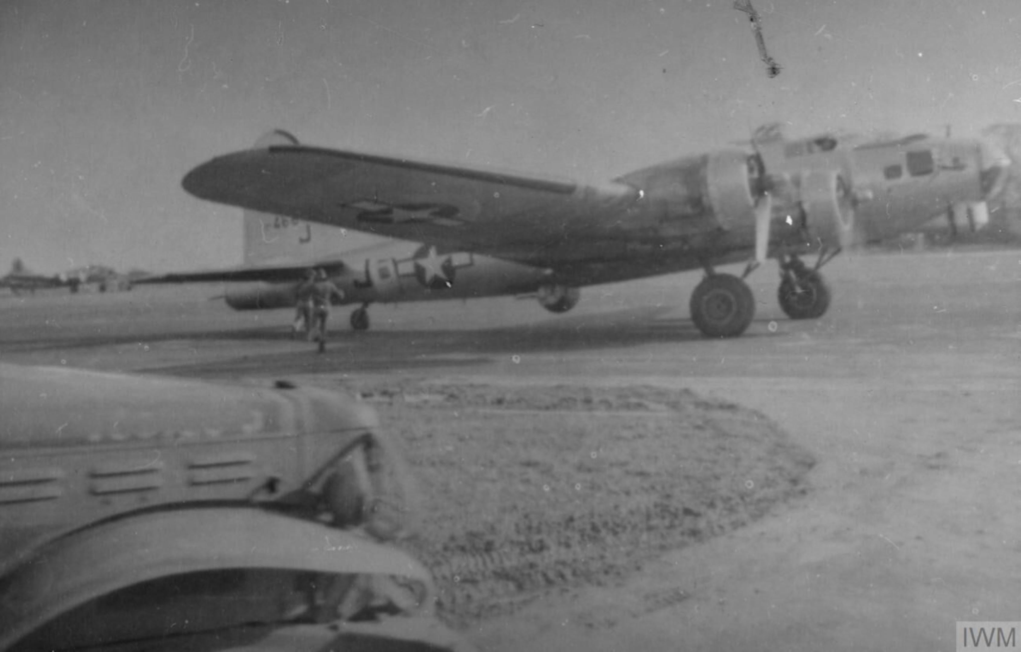 Boeing B-17G Fortress 8AF 487BG839BS R5J with wounded crew aboard taxis in FRE8511