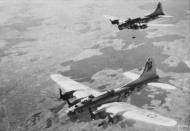 Asisbiz 44 8768 B-17G Fortress 8AF 487BG836BS 2GP with 2GM over the drop zone FRE8542