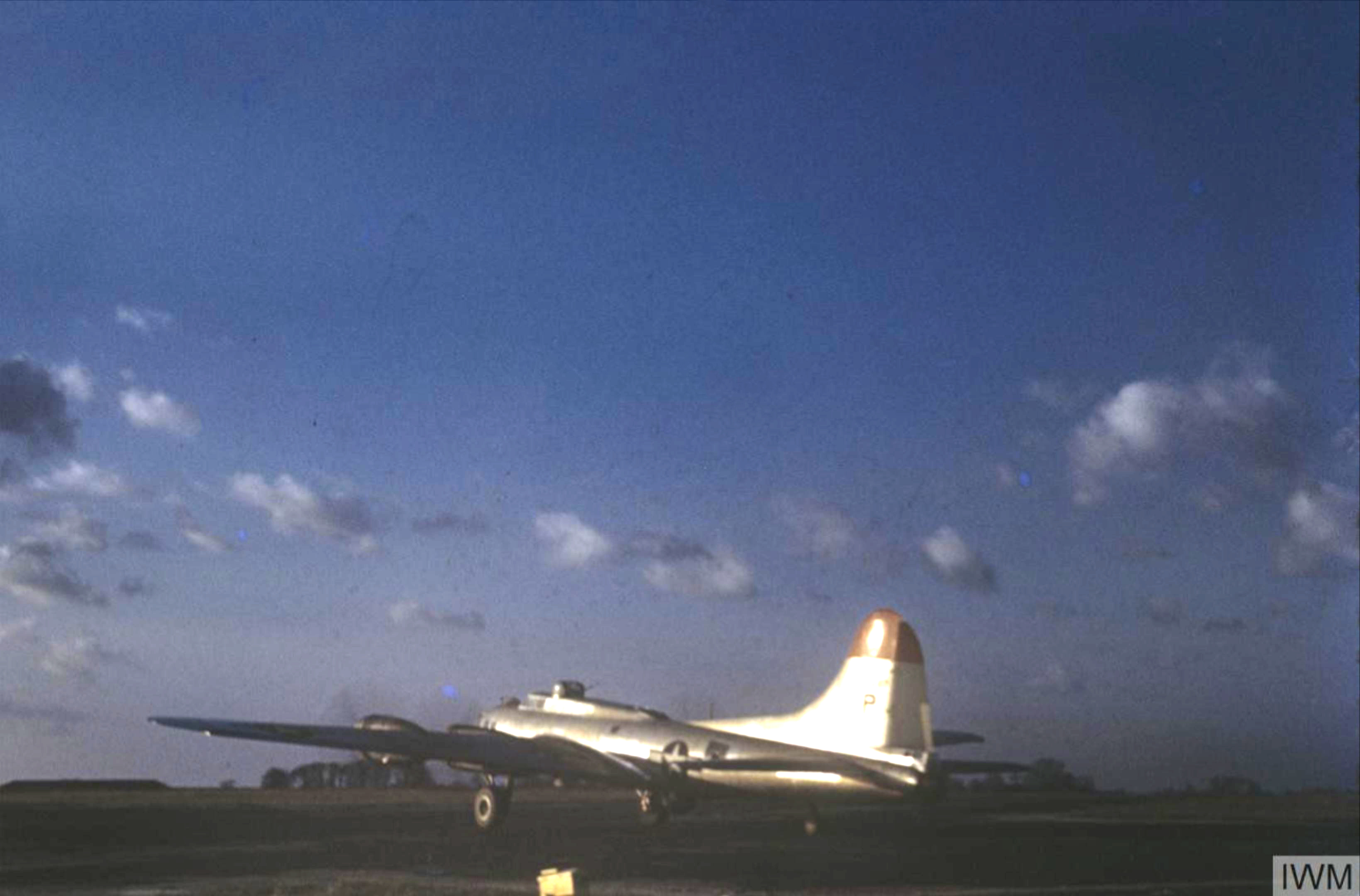 43 38729 B 17G Fortress 8AF 490BG P prepares for take off at Eye FRE6815