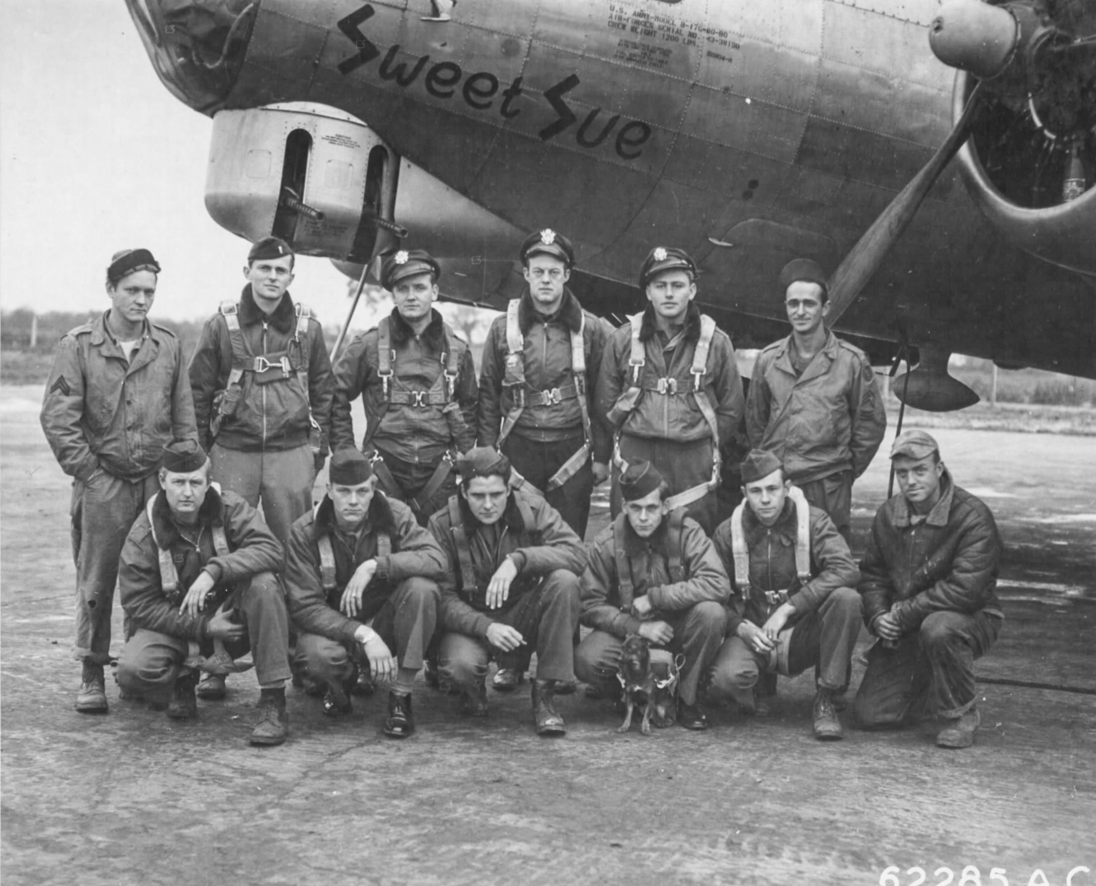 43 38190 B 17G Fortress 8AF 493BG863BS G6M Sweet Sue with crew nose art left side 30th Jun 1945 01