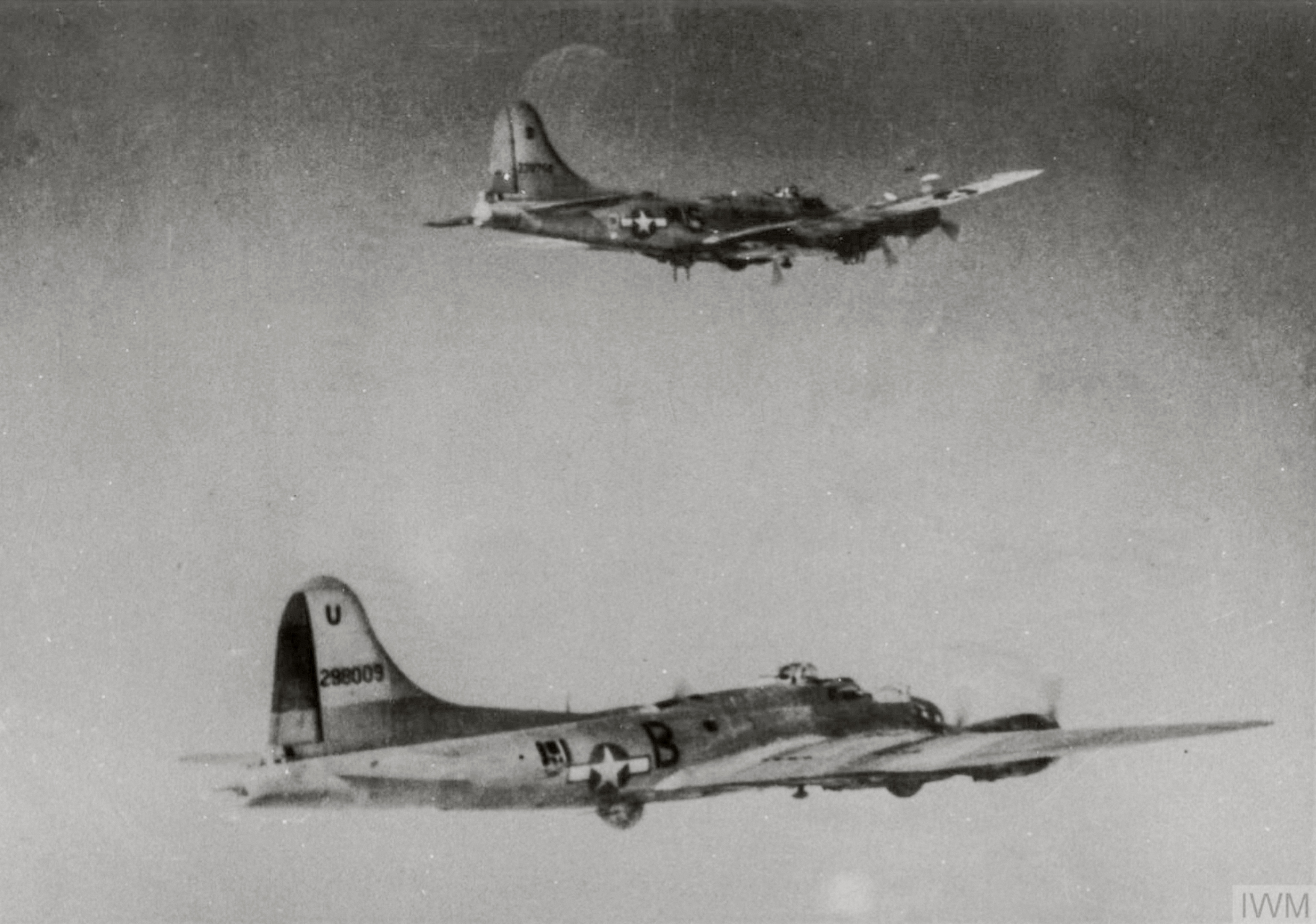 43-38754 B-17G Fortress 8AF 493BG861BS Q4S in flight with 42 98009 Q4B right side FRE8668