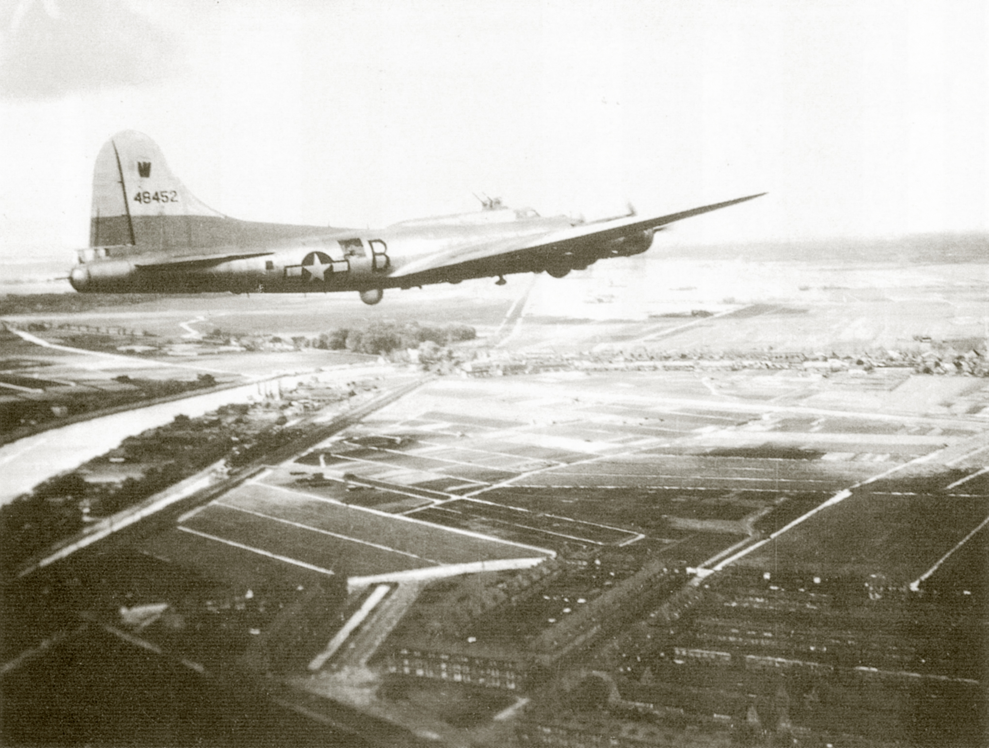 44-8452 B-17G Fortress 8AF 493BG B was a Mickey ship in fligt Oct 1944 01