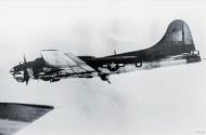 Asisbiz 43 38235 B 17G Fortress 8AF 493BG862BS 8MR Skipper in flight left side FRE8666