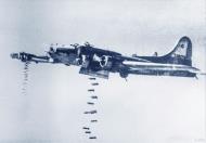Asisbiz 43 38276 B 17G Fortress 8AF 493BG862BS C over the drop zone FRE2147