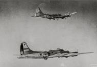 Asisbiz 43 38754 B 17G Fortress 8AF 493BG861BS Q4S in flight with 42 98009 Q4B right side FRE8668