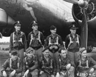 Asisbiz 42 107040 B 17G Fortress 8AF 91BG323BS Shirley Jean ORD with crew at Bassingbourn 1944 NA908
