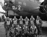 Asisbiz 42 31333 B 17G Fortress 8AF 91BG322BS LGW Wee Willie with crew and nose art left side 01