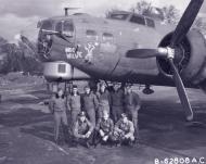 Asisbiz 42 31333 B 17G Fortress 8AF 91BG322BS LGW Wee Willie with crew at Bassingbourn 1944 NA944
