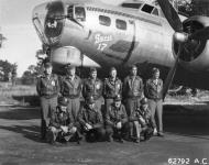 Asisbiz 42 97276 B 17G Fortress 8AF 91BG323BS Sweet 17 ORS with Lt Rizer's crew at Bassingbourn 1944 NA924