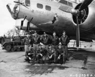 Asisbiz 43 38939 B 17G Fortress 8AF 91BG323BS Peace or Bust ORA with crew at Bassingbourn 1944 NA724