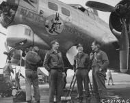 Asisbiz 44 8588 B 17G Fortress 8AF 91BG323BS ORE Klette’s Wild Hares with crew and nose art left side 25th Apr 1945 01
