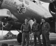 Asisbiz 44 8588 B 17G Fortress 8AF 91BG323BS ORE Klette’s Wild Hares with crew and nose art left side 25th Apr 1945 FRE3641