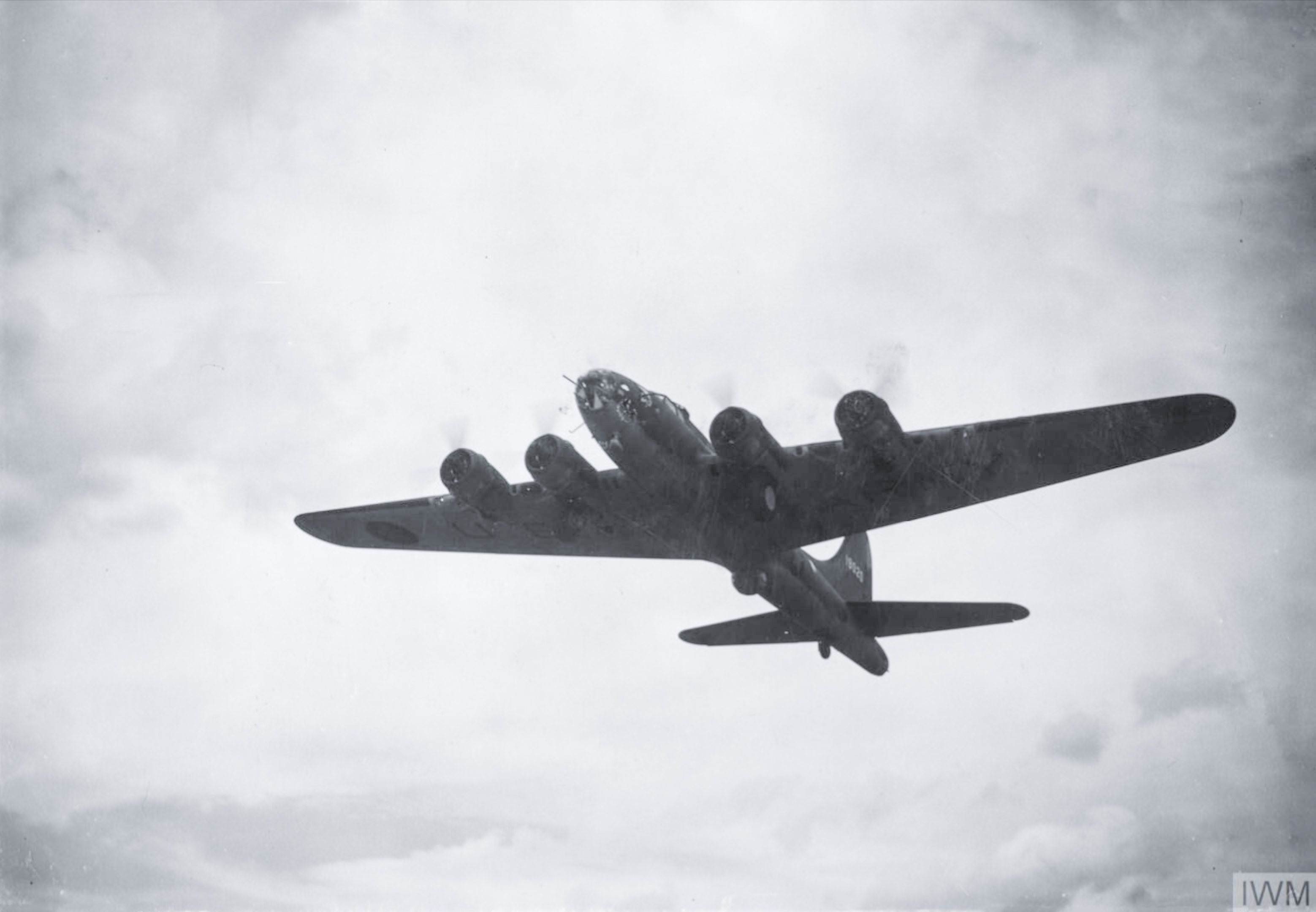 41-9020 B-17E Fortress 8AF 92BG407BS PYN Tugboat Annie taking off 5th Sep 1942 FRE3711