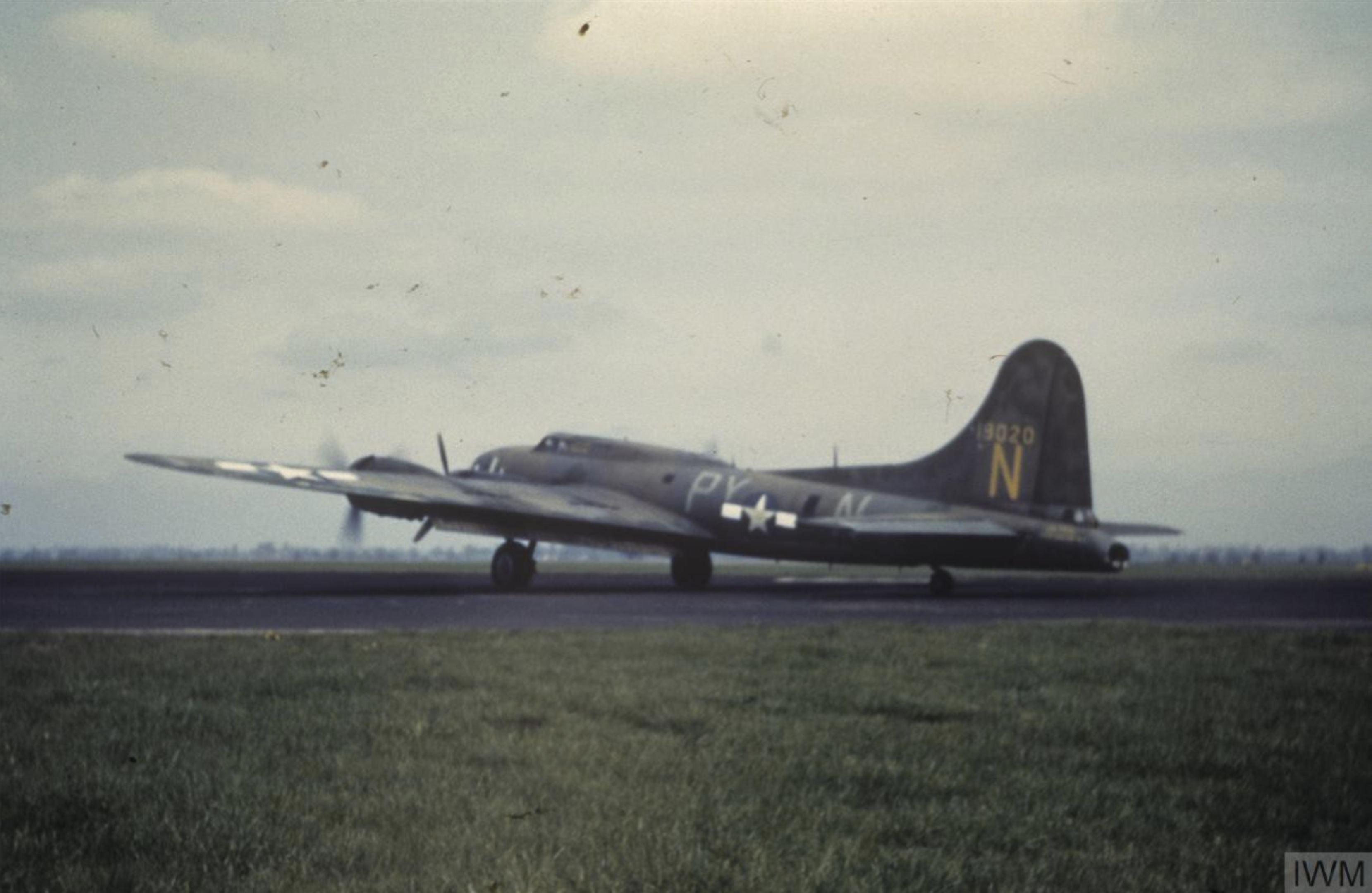 41-9020 B-17E Fortress 8AF 92BG407BS PYN at Mount Farm FRE5773