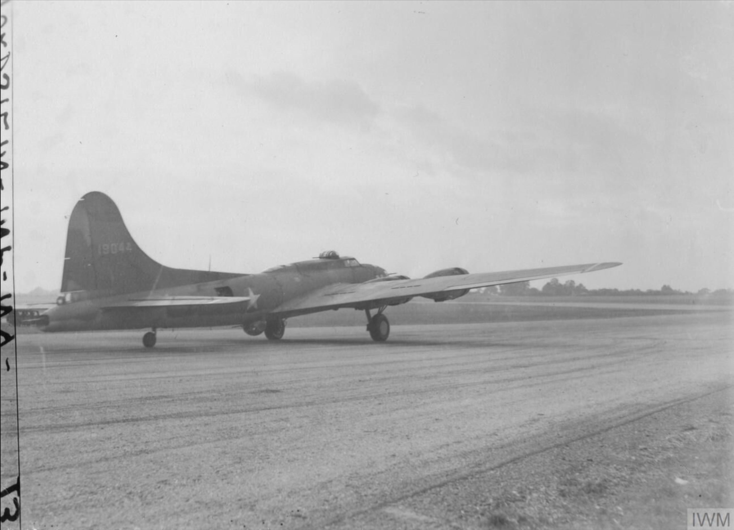 41-9044 B-17E Fortress 8AF 97BG341BS later 92BG325BS Oct 1942 FRE4043