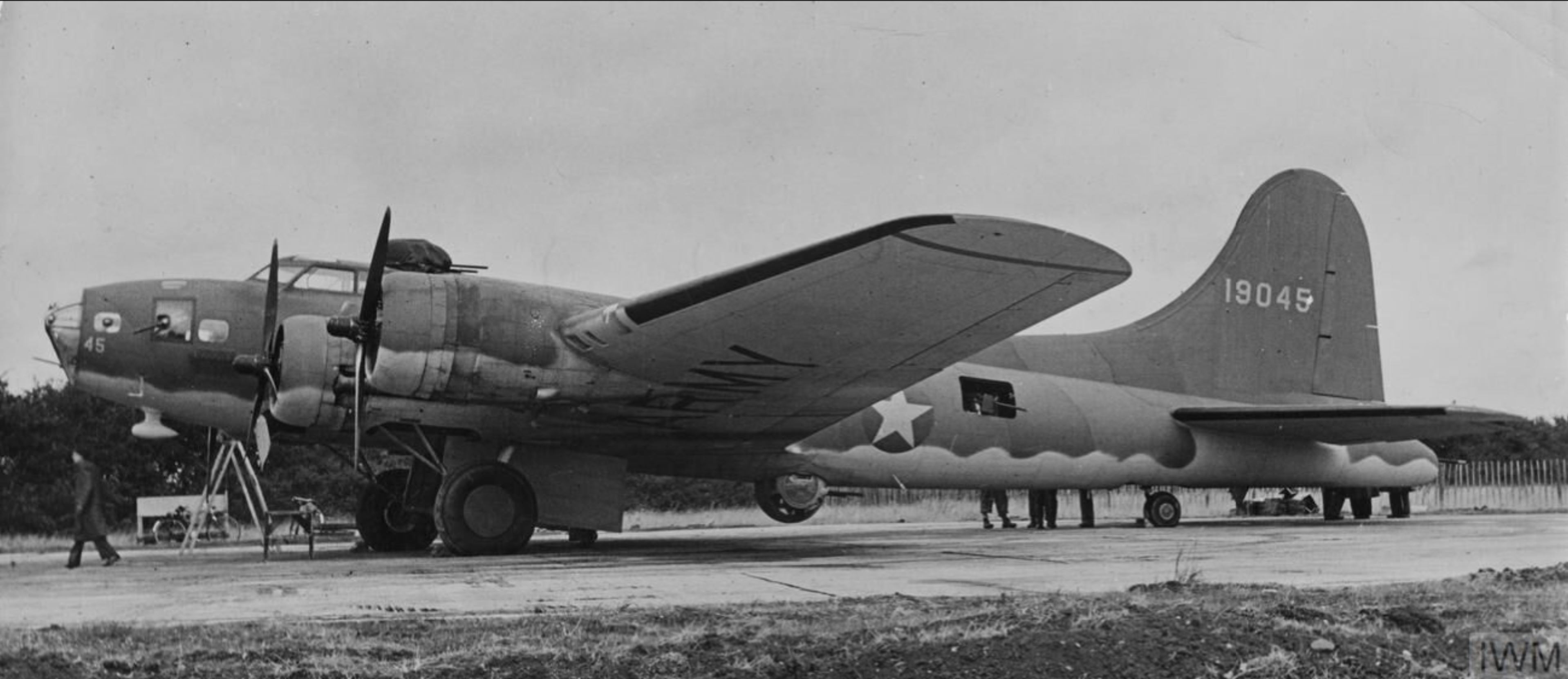41-9045 B-17E Fortress 8AF 92BG Stinky no nose art left side at Bovingdon Oct 1942 FRE3700