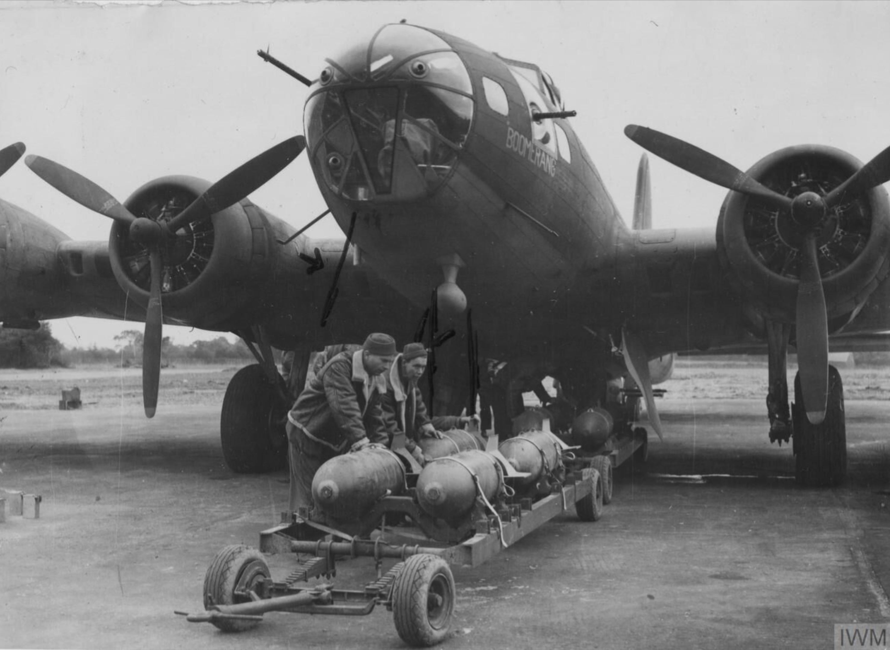 41-9148 B-17E Fortress 8AF 92BG Boomerang being loaded by ground personnel at Bovingdon Oct 1942 FRE3703