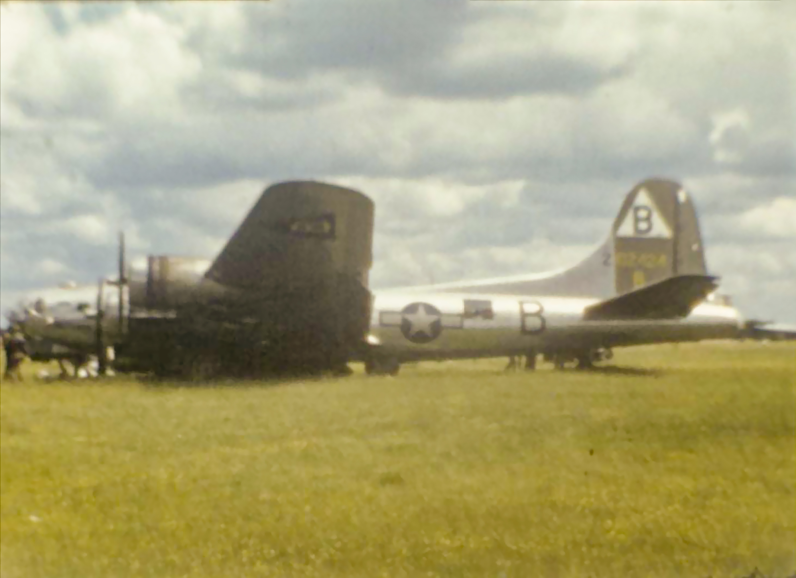 42-102424 B-17G Fortress 8AF 92BG325BS NVB El Lobo 24th Apr 1944 FRE5767