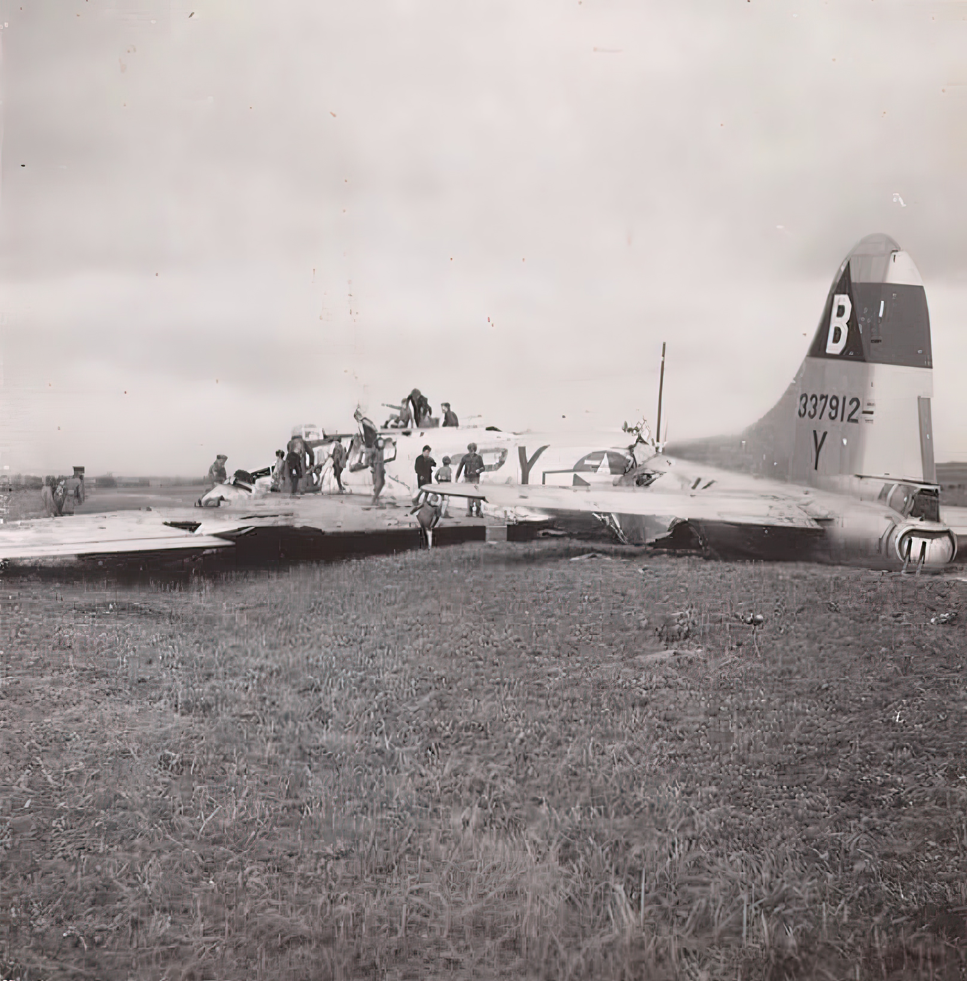 43-37912 B-17G Fortress 8AF 92BG407BS PYY battle damaged over Mannheim force landed Metz France 11th Dec 1944 01