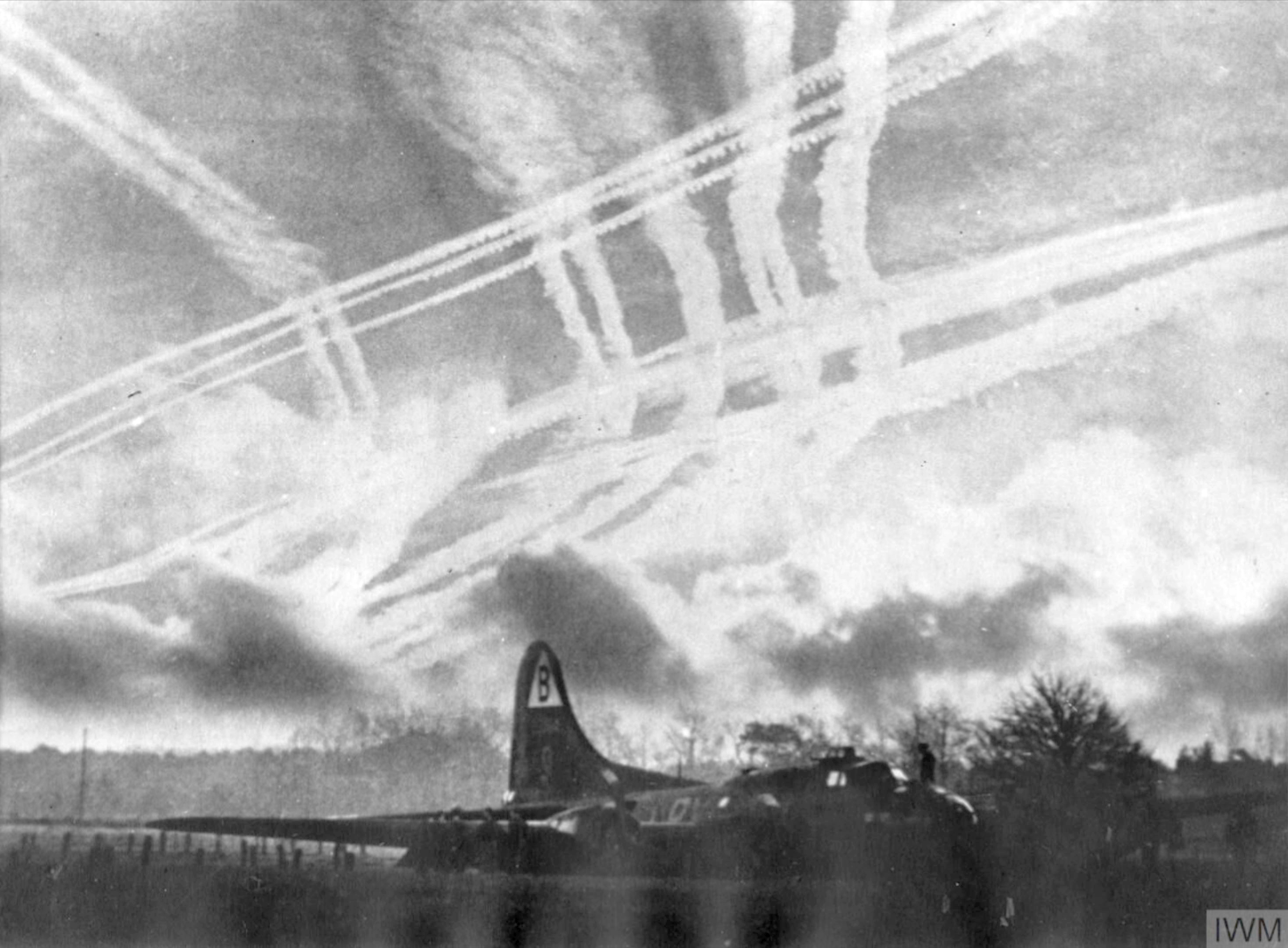 Boeing B-17F Fortress 8AF 92BG327BS UXS belly landed in Holland Dec 1943 FRE3732