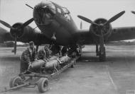 Asisbiz 41 9148 B 17E Fortress 8AF 92BG Boomerang being loaded by ground personnel at Bovingdon Oct 1942 FRE3702