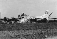 Asisbiz 43 37912 B 17G Fortress 8AF 92BG407BS PYY battle damaged over Mannheim force landed Metz France FRE3728