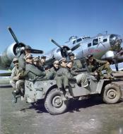 Asisbiz WWII color photo of USAAF 42-102700 B-17G Fortress 8AF 95BG412BS QWZ I’ll Get By Horham 1944 01