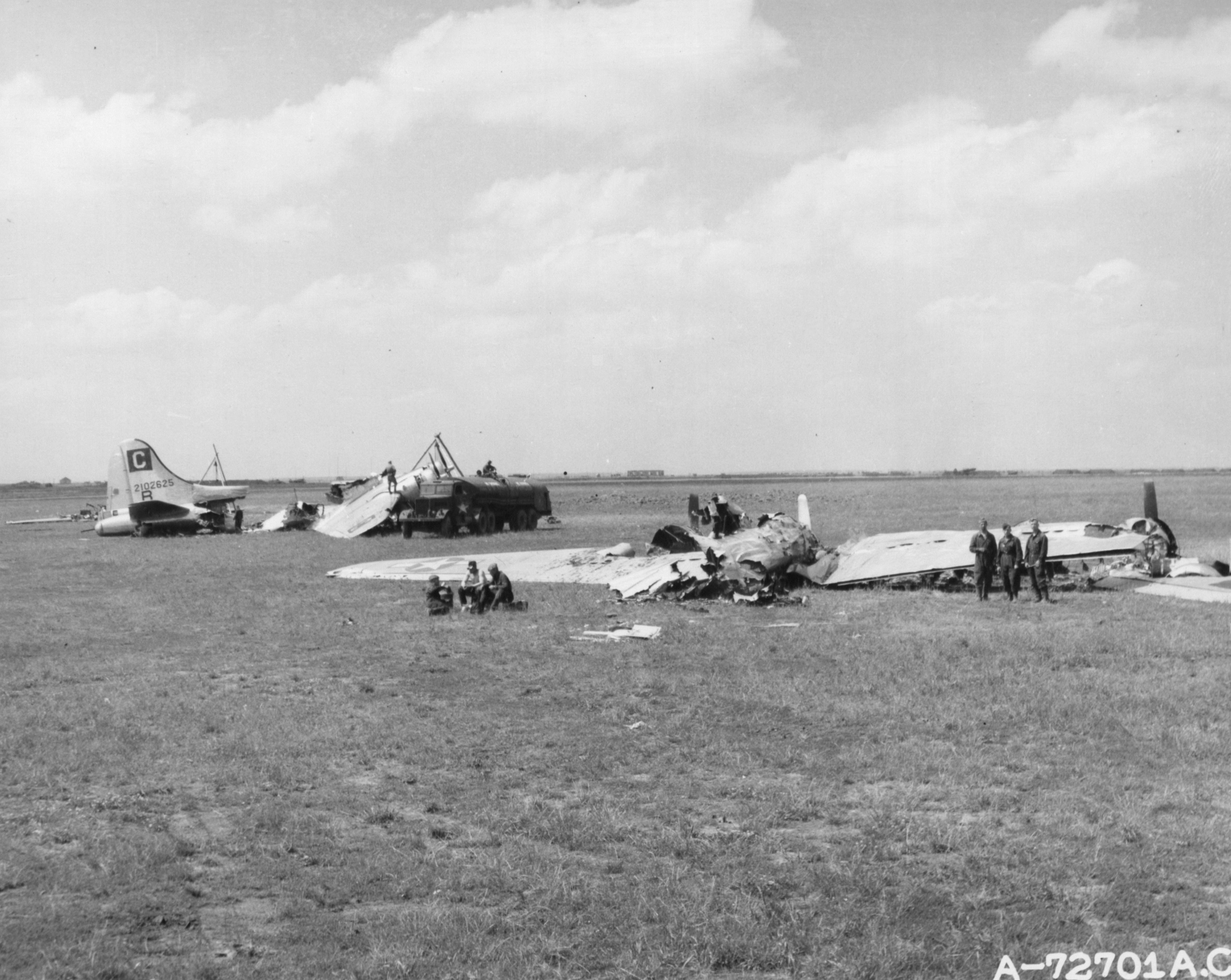 42-102625 B-17G Fortress 8AF 96BG337BS AWB All American Girl destroyed on ground at Poltava 21st Jun 1944 NA434