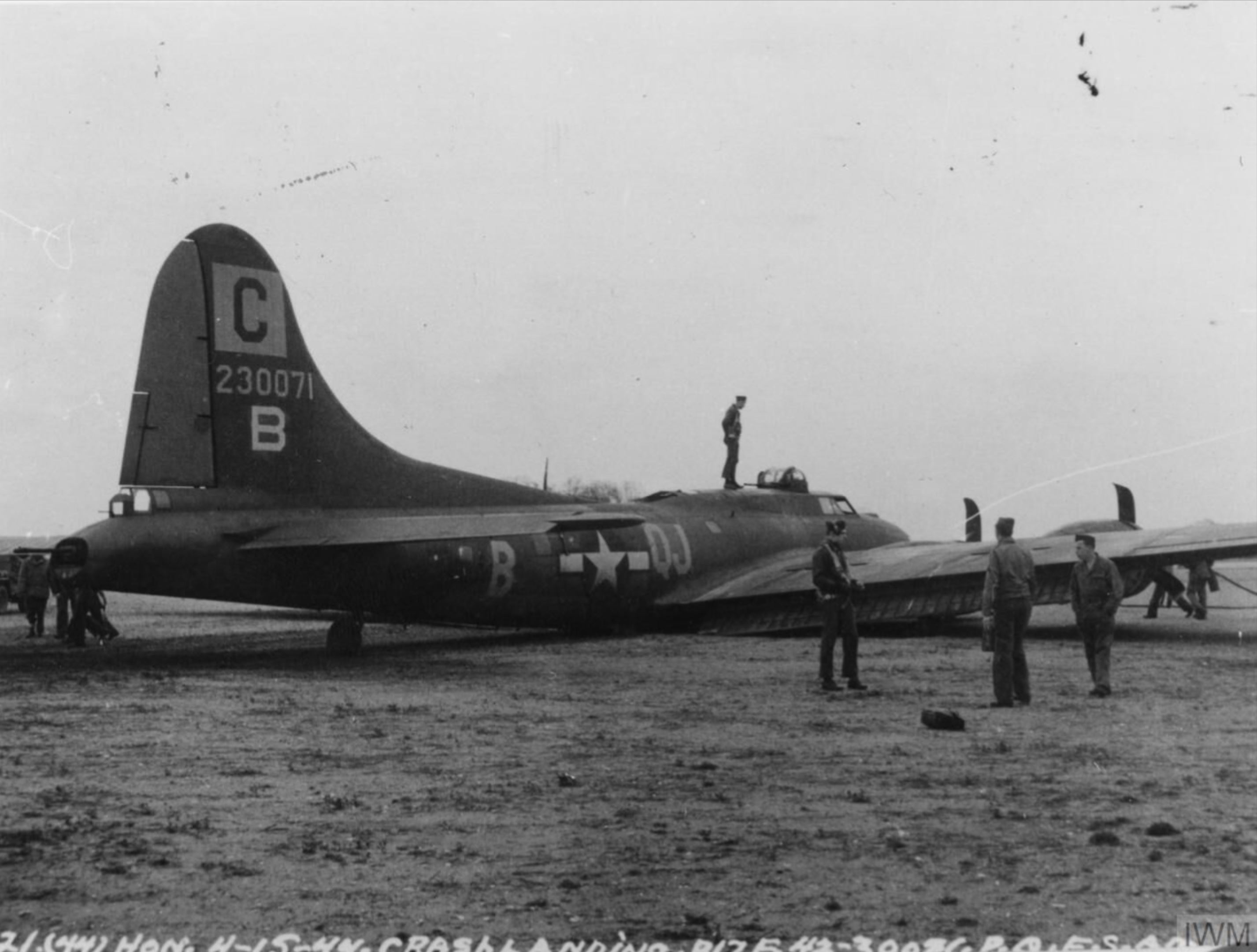 42-30071 B-17F Fortress 8AF 96BG339BS QJB Brady’s Crash Wagon aka Skipper belly landed 15th Apr 1944 FRE3958