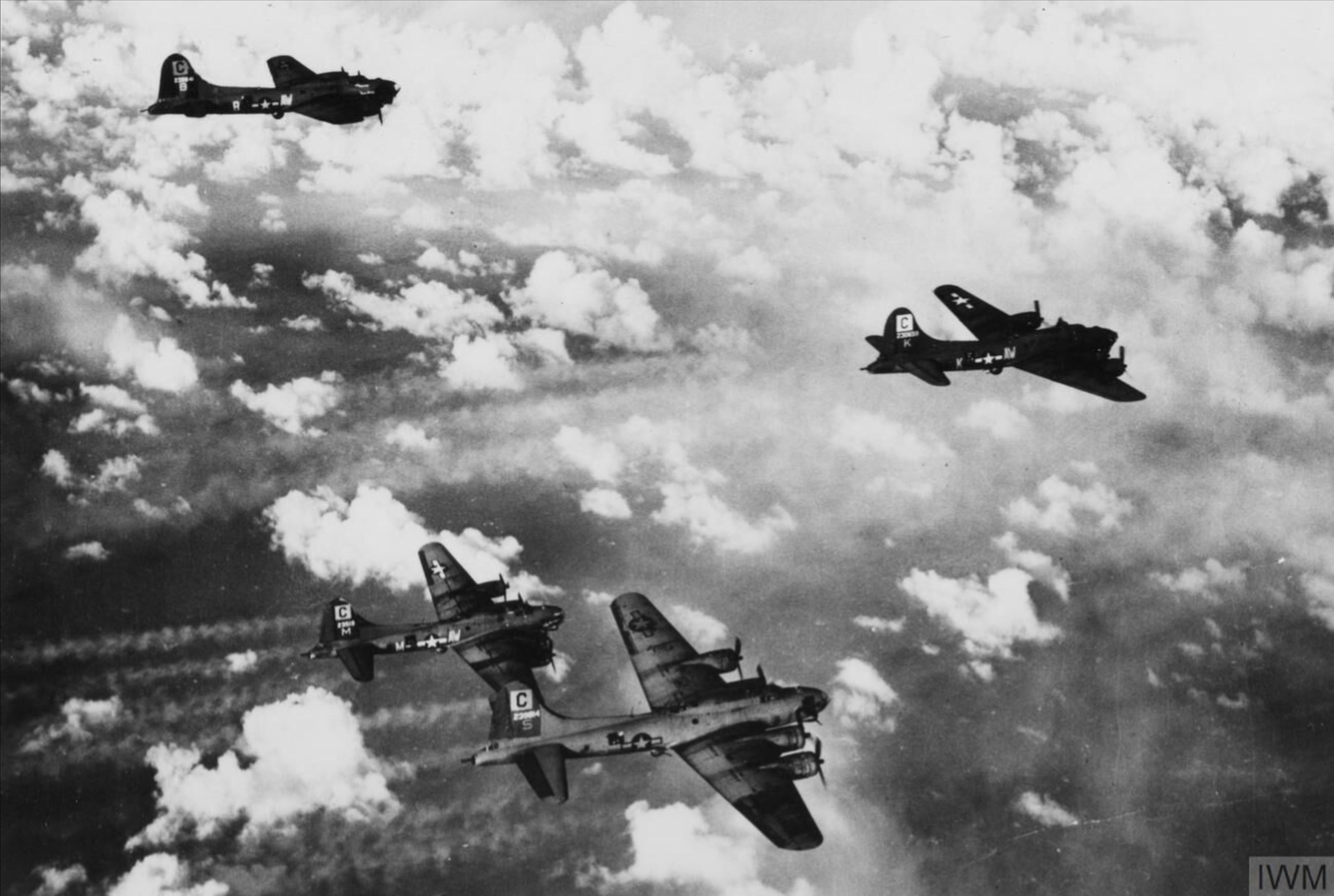 42-30659 B-17F Fortress 8AF 96BG337BS AWK in formation AWM AWS AWB FRE3986