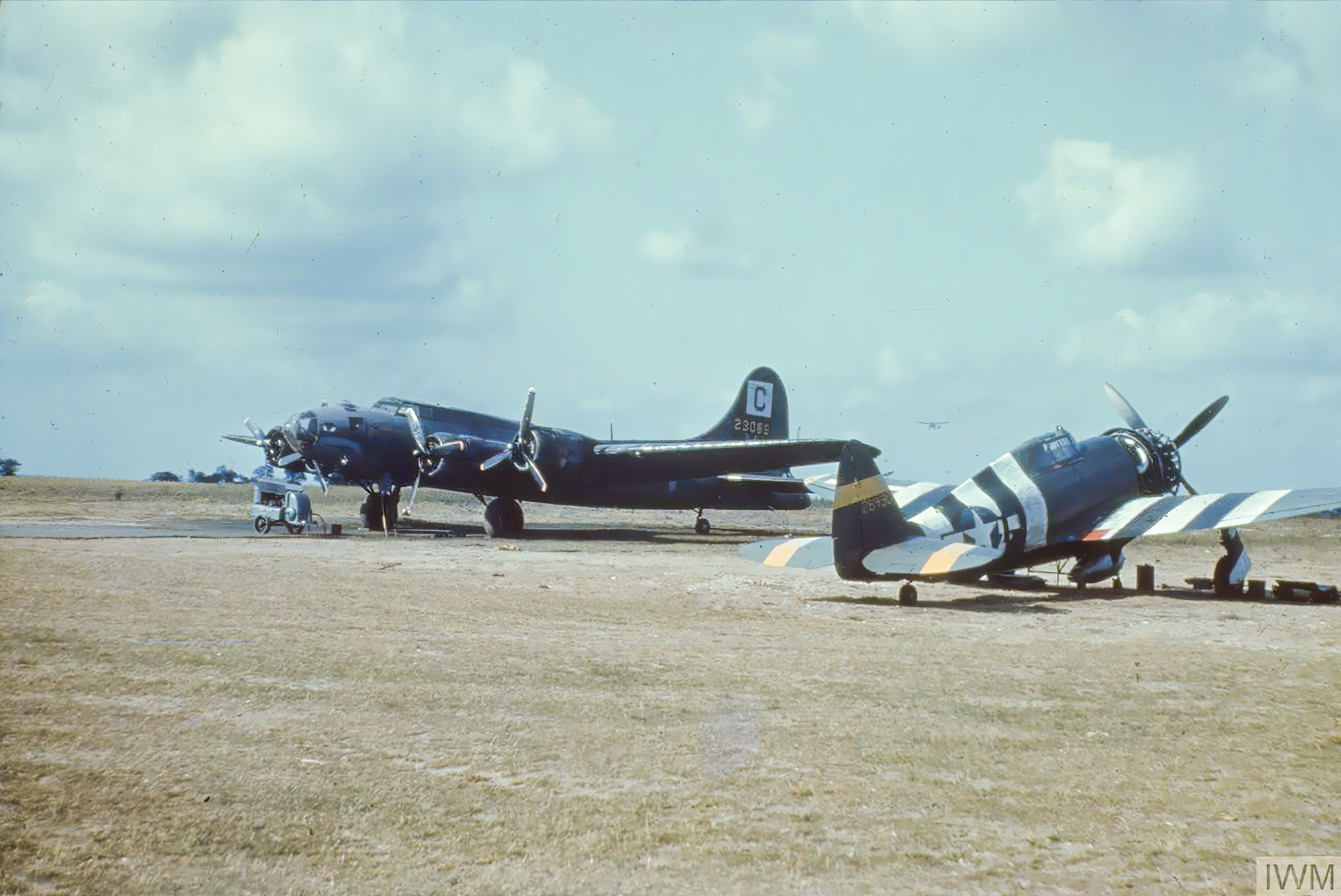 42-3089 B-17F Fortress 8AF 96BG338BS BXB Captain Eddie with a 5ERS P 47D Thunderbolt at Snetterton Heath FRE7488