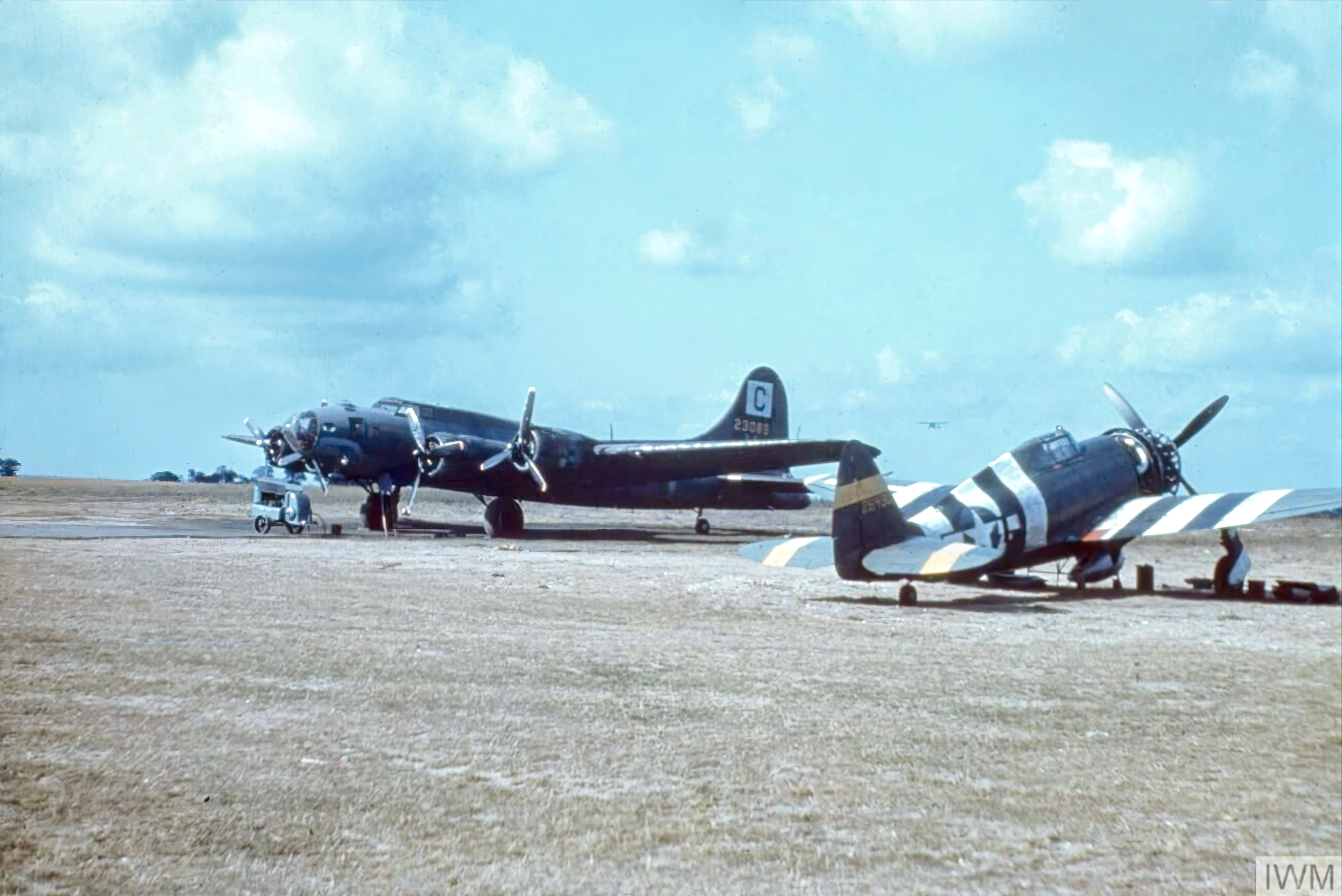 42-3089 B-17F Fortress 8AF 96BG338BS BXB Captain Eddie with a 5ERS P 47D Thunderbolt at Snetterton Heath FRE7488dn