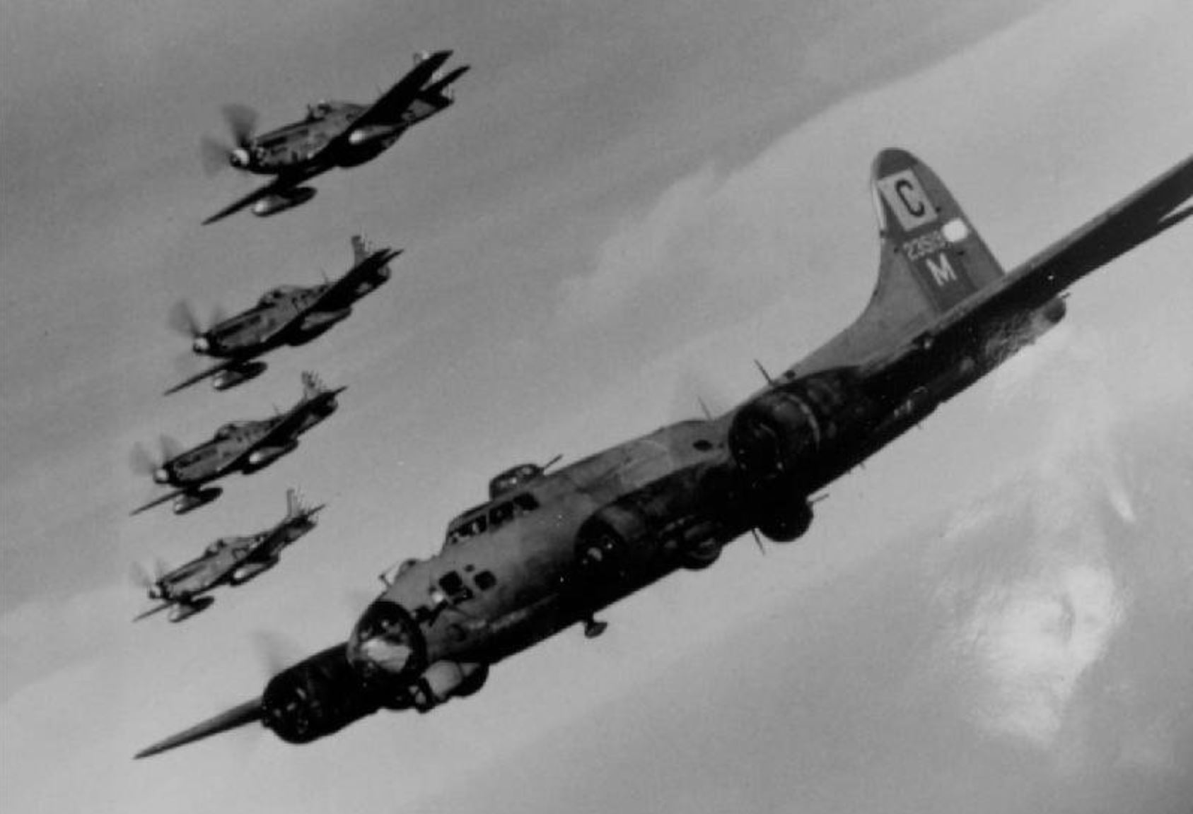 42-3519 B-17F Fortress 8AF 96BG337BS AWM Pee Wee II being escorted by P 51D Mustangs 01