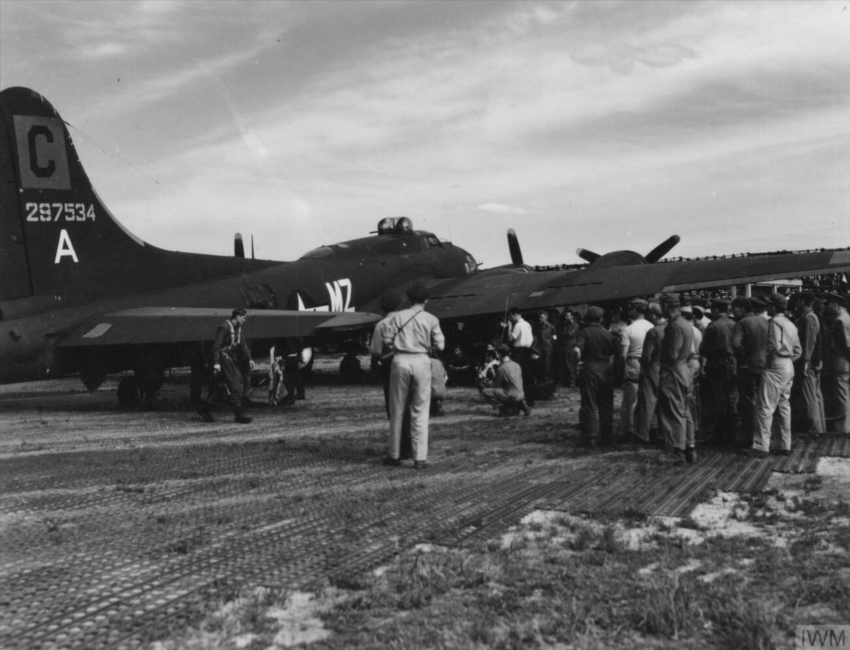42-97534 B-17G Fortress 8AF 96BG413BS MZA at its base FRE4013