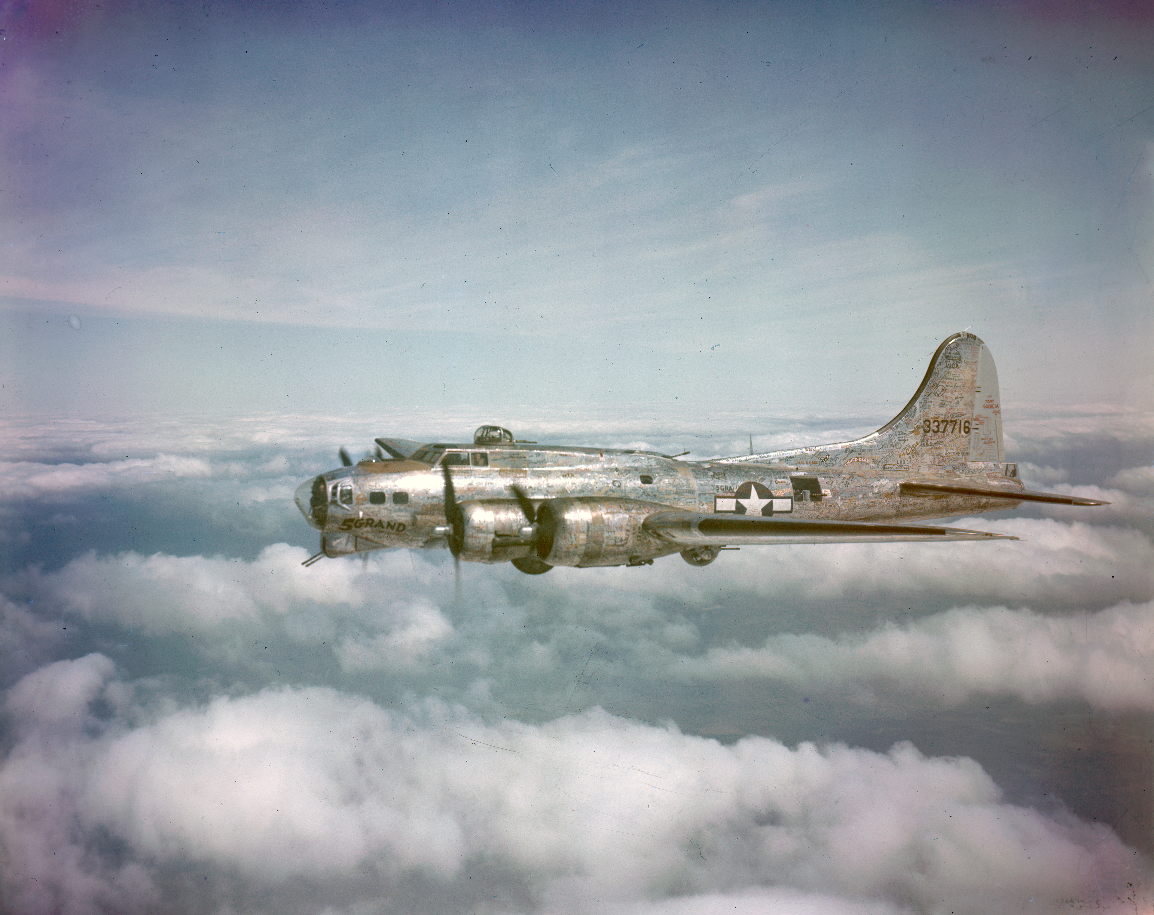 43-37716 B-17G Fortress 96BG338BS BXH named 5 Grand in flight 01