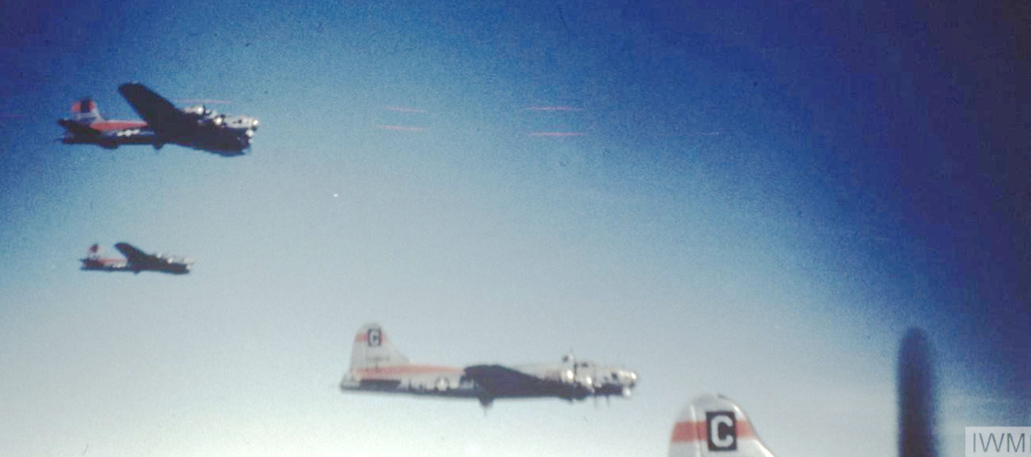 Asisbiz 44 8781 B 17G Fortress 8AF 96BG413BS MZX in flight 9th April Asisbiz 44 8781 B 17G Fortress 8AF 96BG413BS MZX in flight 9th April